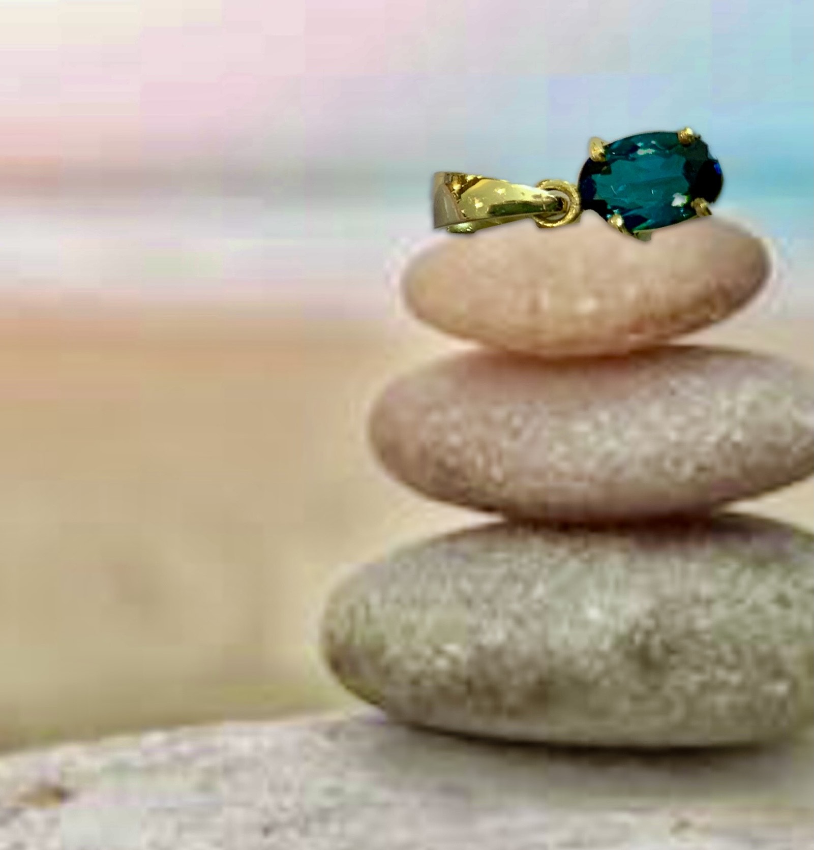 Dije de turmalina con oro de 18k.El término “turmalí” es el que define a la Turmalina, pero al traducirse quiere decir “piedra de diversos colores”