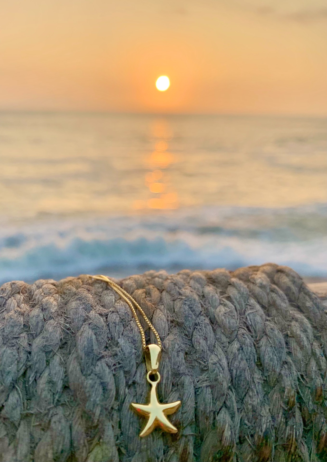 Dije estrella de mar: Siempre me llamó la atención la estrella de mar , este ser vivo submarino que aunque puede perder varias partes de su cuerpo, tiene la capacidad de regenerarse volviéndole a crecer cada una de ellas, y me imagino una metáfora con el ser humano que tiene la capacidad de volver a reconstruirse pero a nivel espiritual una y otra vez frente a cualquier  adversidad. Es así que la estrella de mar tiene un significado simbólico en la mitología egipcia y el regalarla es un deseo a la curación, la purificación y sobretodo a la renovación.  Estrella de mar 18k