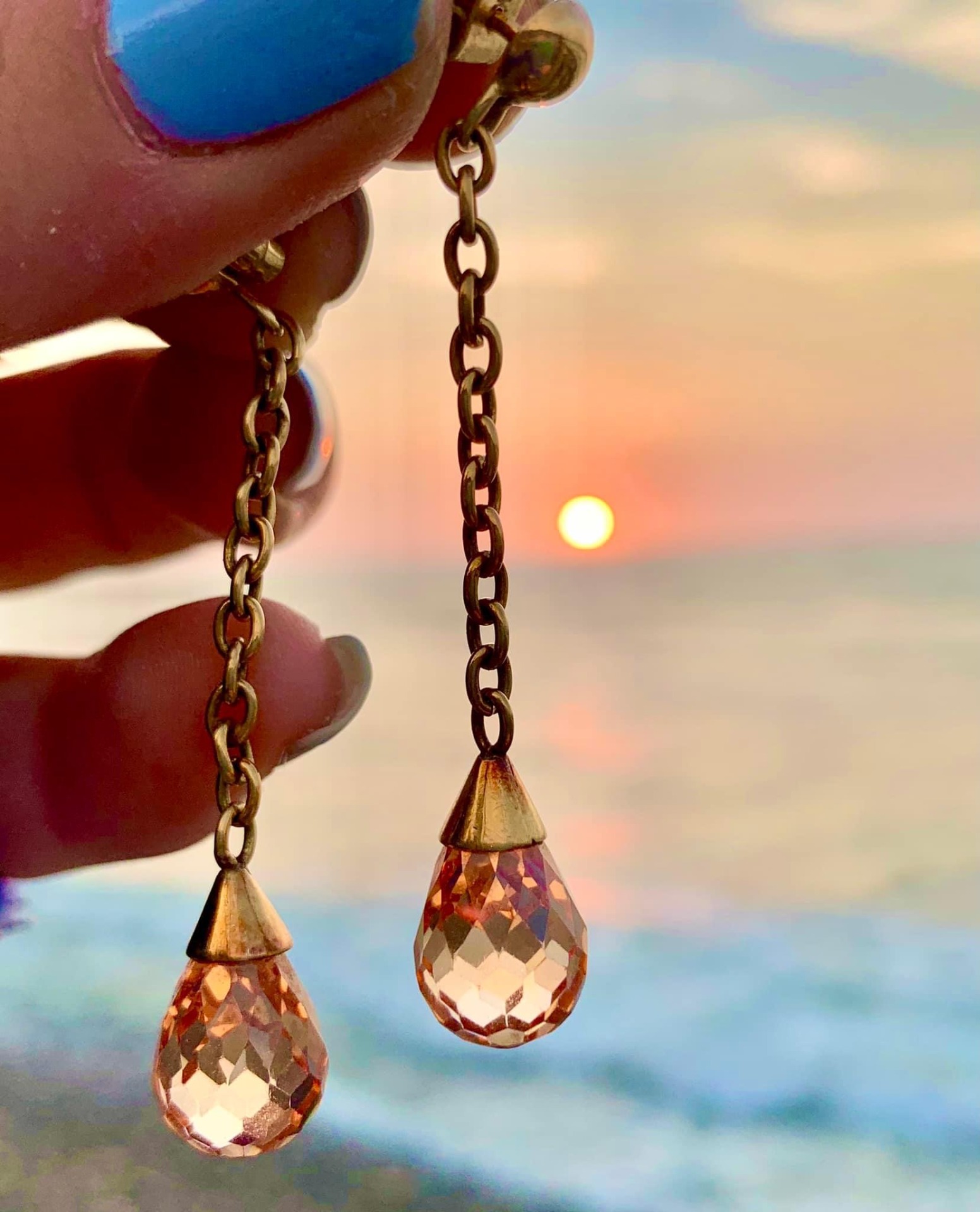 El arte es la filosofía que refleja un pensamiento.Aretes de gotas facetados en topacio 18K