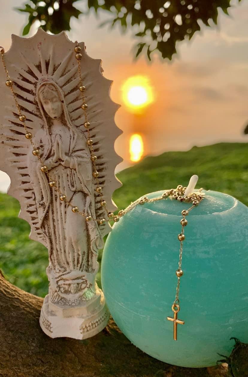 Cuando oras dejas de ser tú y es  el en ti ayudándote a tomar mejores decisiones, a ser mejor y aceptar confiando. Cree en el poder de la oración. Rosario 18k