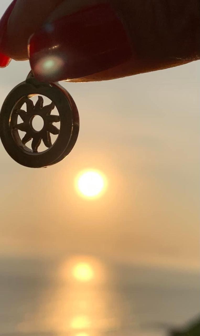 Después de cualquier circunstancia siempre hay una oportunidad para comenzar de nuevo, con una nueva mirada con un nuevo proyecto o simplemente una ilusión, por eso cada amanecer es un recordatorio para agradecer, para hacer y para construir. La vida es un lapso de tiempo que pasa muy rápido, date siempre la oportunidad. El sol del renacimiento dije 18K