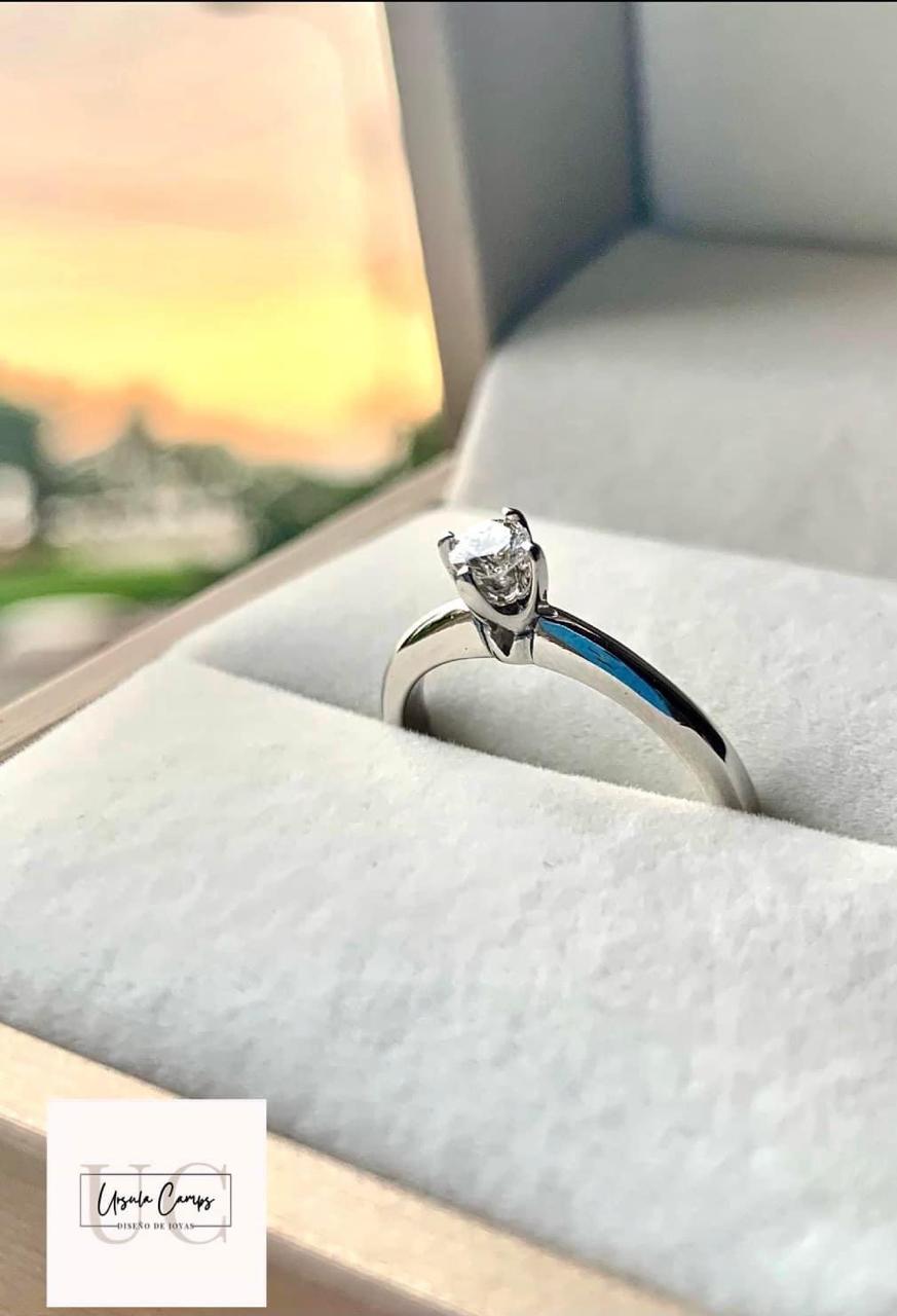 Este anillo lo entregué el 4 de abril, la novia vio varios modelos pero se  quedó con este.  Una joya puede reflejar la personalidad de cada persona y en este caso refleja ser una mujer clásica, sencilla, delicada y tradicional. Una piedra preciosa como es el brillante simboliza compromiso, amor y que esa unión sea como la piedra en sí, que dure para toda la vida. Todo mi cariño para Uds.. Feliz de ser parte de esta historia.  Anillo de compromiso. Brillante con Oro blanco 18K Color:    G Claridad:  VS1 Corte:      Moderno Modelo:  Clásico