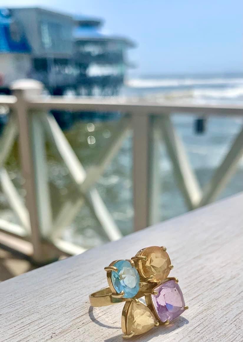 Solamente un soñador y amante del mar pudo tener la idea de construir un restaurante sobre un muelle realizando así su sueño personal…porque solo la visualización (que transmite el  topacio azul), la energía de querer realizarlo (citrino amarillo), la inspiración e imaginación (amatista morada) puede transmitirte la determinación de hacer cumplir los sueños  en realidad.  Flor de piedras 18K