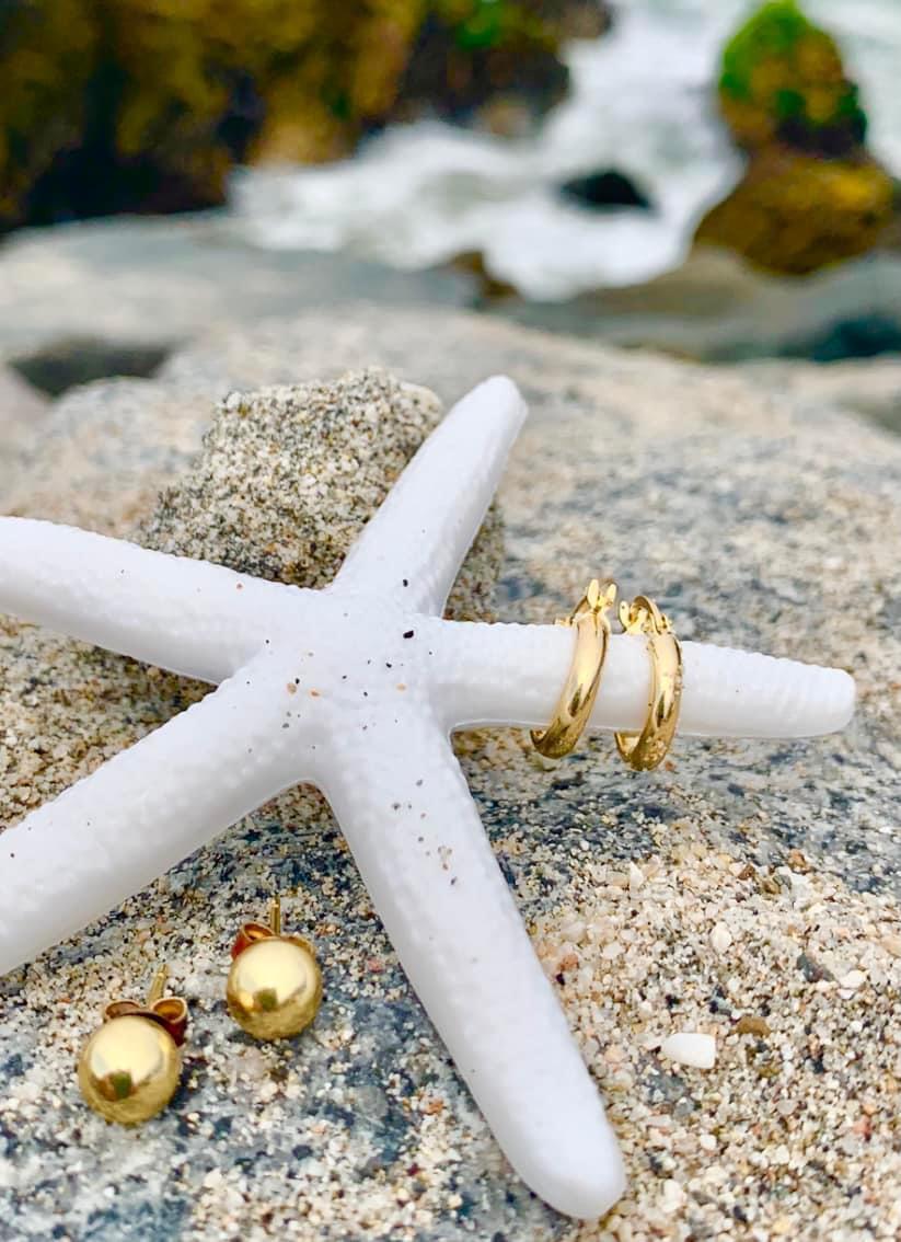 “Lo simple va con todo”  Argollas y bolitas 18k